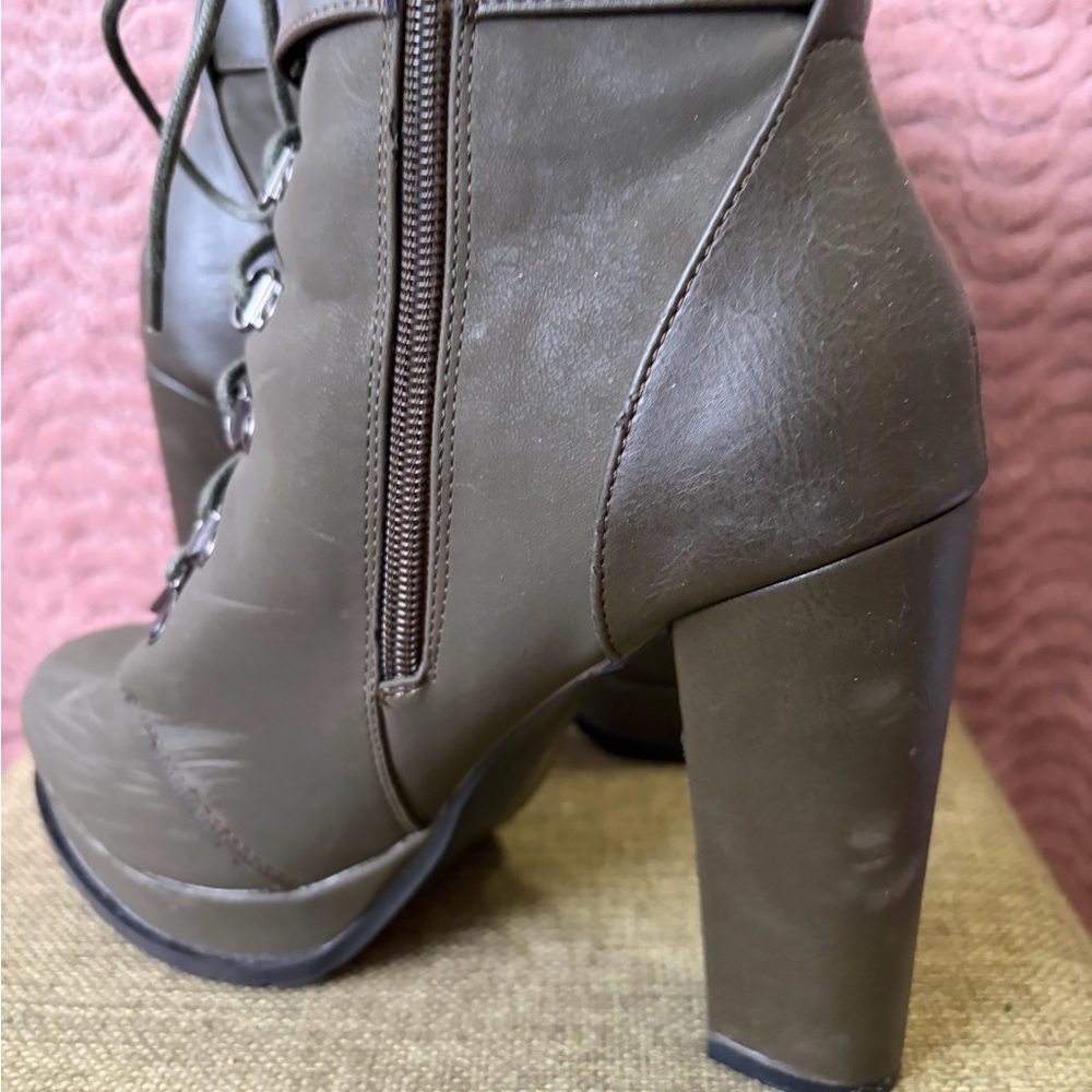 🎉HP🎉 Stylish Olive Green Lace-Up “School Girl” Ankle Boots - Picture 5 of 10